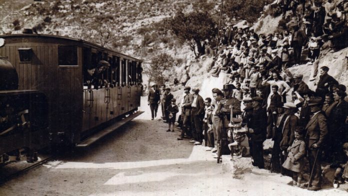 Montserrat entreu a l'aula