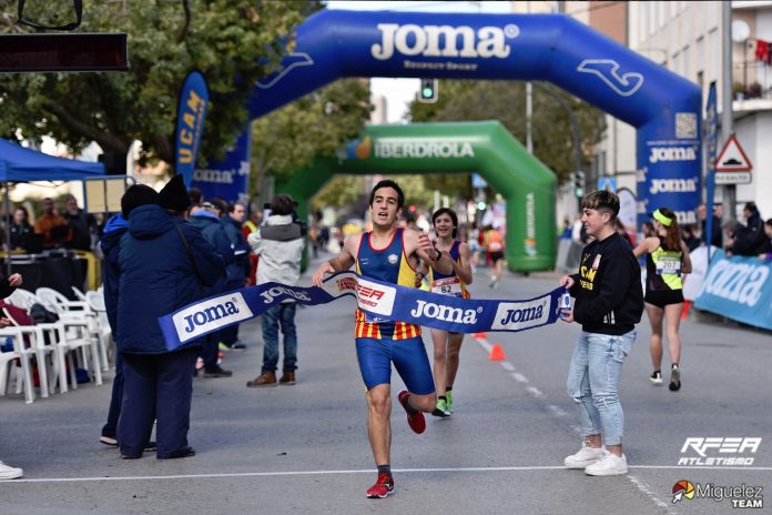 Oriol López guanyant el Campionat d'Espanya de marxa