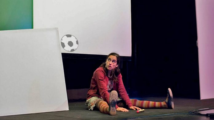 -la-nena-que-vivia-en-una-capsa-de-sabates-a-la-venda-dc9b9